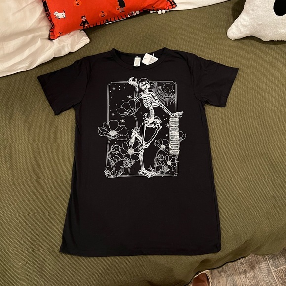 Skeleton Sketch Graphic Tee - Picture 2 of 5